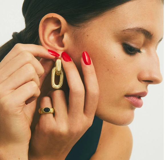 Agatha Paris, Agatha, joyas Agatha, joyería Agatha, Agatha outlet, pendientes Agatha, pendientes Agatha Paris, pendientes dorados, pendientes de aro, pendientes criollas, criollas doradas, criollas Agatha, criollas Haussmann, pendientes Haussmann, pendientes Haussmann Agatha, criollas Haussmann doradas, pendientes de moda mujer, joyas baño de oro, pendientes baño de oro, pendientes texturizados dorados, criollas texturizadas, pendientes rectangulares dorados, criollas rectangulares doradas, pendientes aro dorado mujer, pendientes dorados básicos, pendientes regalo mujer, ideas regalo joyas, comprar pendientes Agatha online, comprar criollas doradas online, criollas doradas pequeñas, criollas doradas medianas, pendientes dorados elegantes, pendientes dorados versátiles, pendientes tendencia mujer, pendientes cómodos cierre seguro, criollas Haussmann 02380749-157-TU, pendientes baño de oro Agatha Haussman