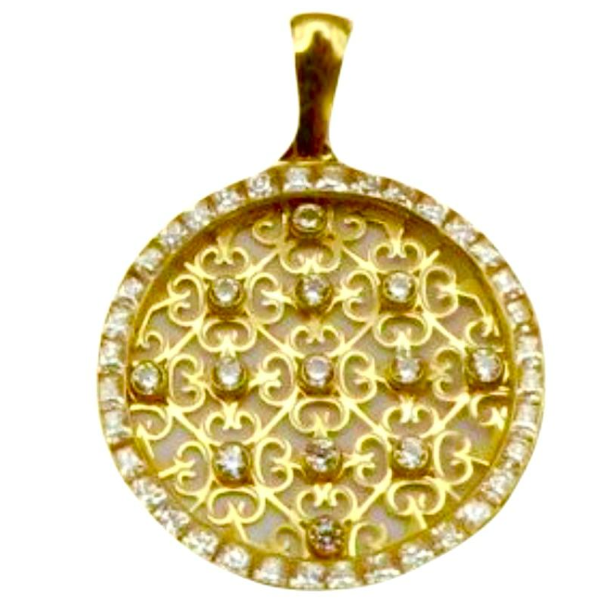 Colgante de oro de 18K con circonitas blancas y calado elegante, 20mm.