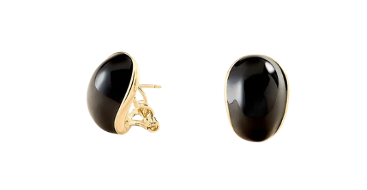 Pendientes con cierre omega, colección N-13 María Pombo,, acabados en oro y esmalte en color negro.