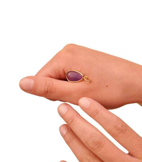 Colgante dorado con piedra natural amatista