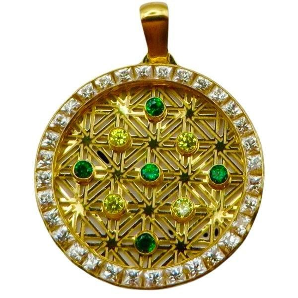 Colgante de oro de 18K con circonitas verdes y amarillas y calado vibrante, 18 mm