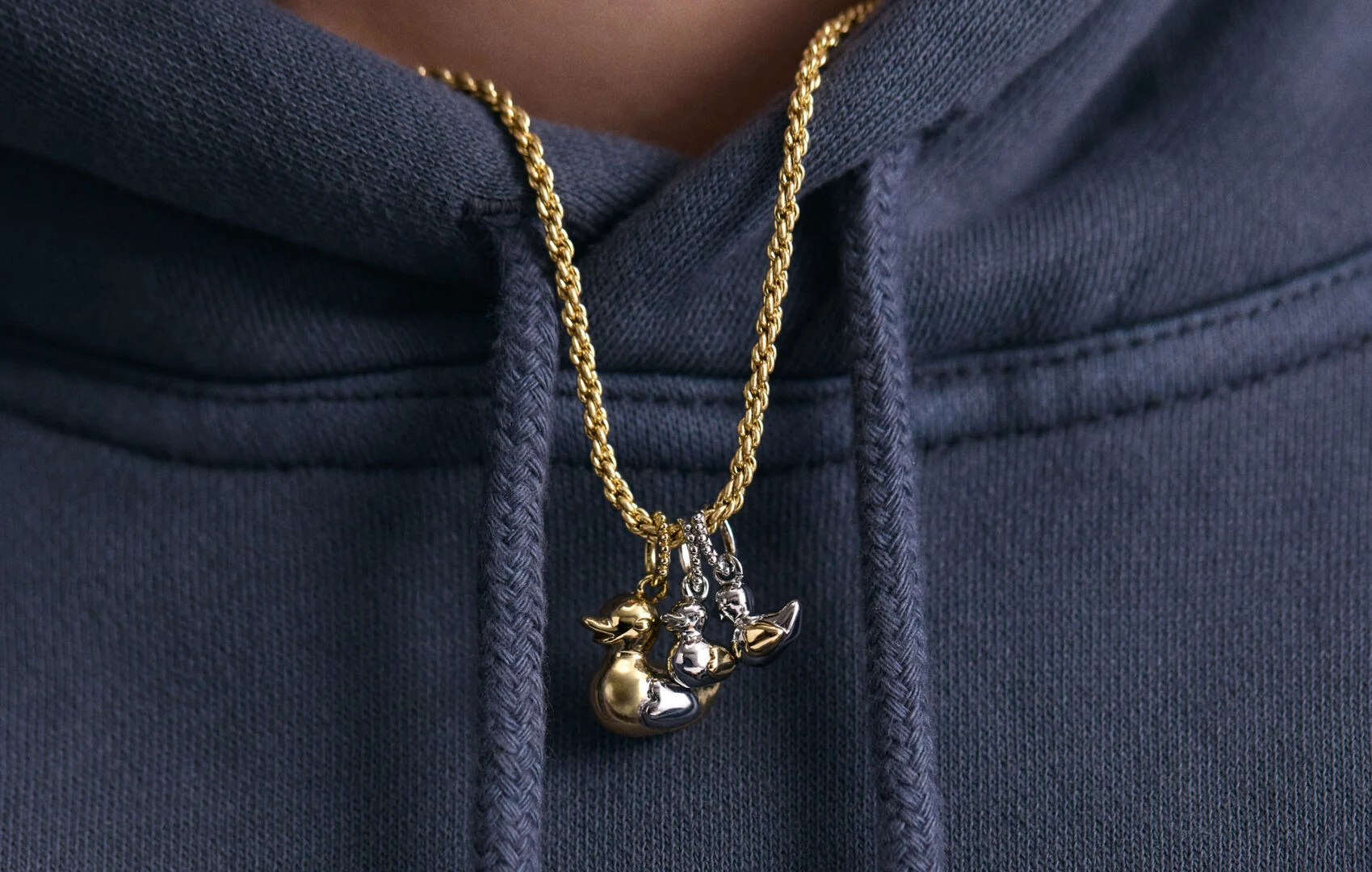 Colgante PATITO /Dorado colección Lucky de María Pombo. 